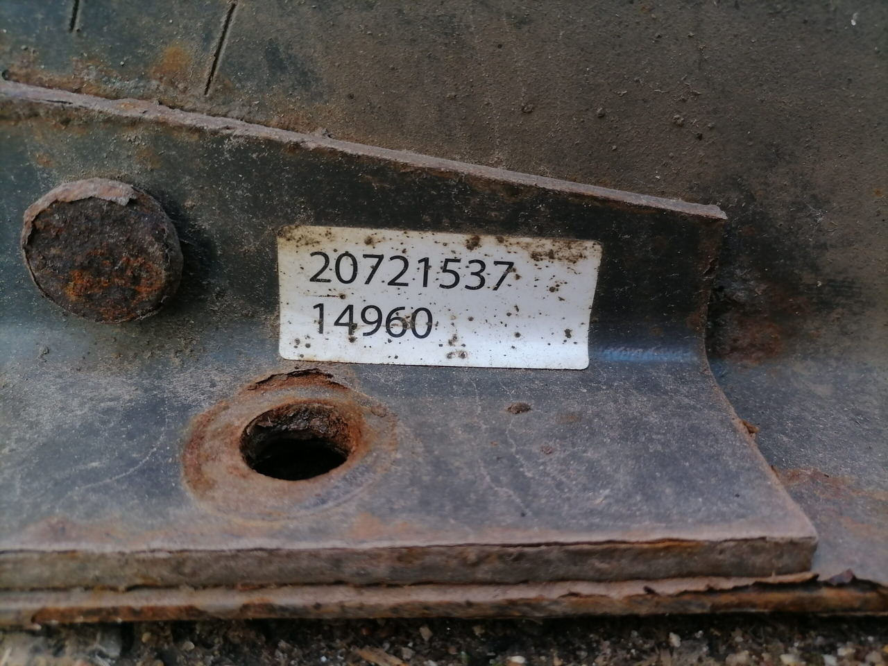 Volvo Kütusepaagi kandur, Volvo 20721537 - Depósito de combustible para Camión: foto 2 Volvo Kütusepaagi kandur, Volvo 20721537 - Depósito de combustible para Camión: foto 2