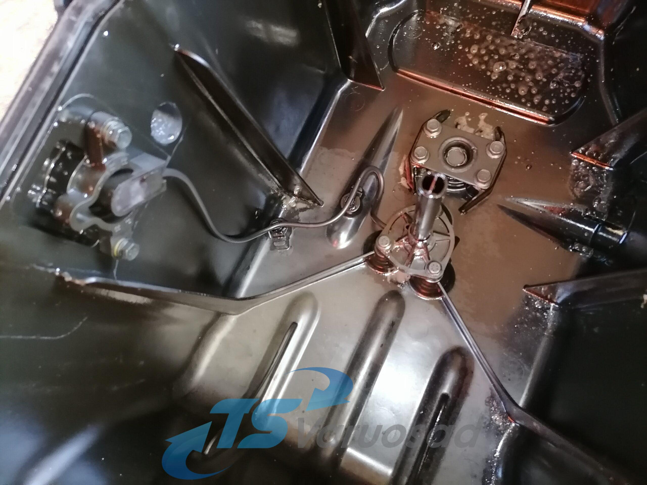 Volvo Oil sump 20493972 - Cárter de aceite para Camión: foto 4 Volvo Oil sump 20493972 - Cárter de aceite para Camión: foto 4