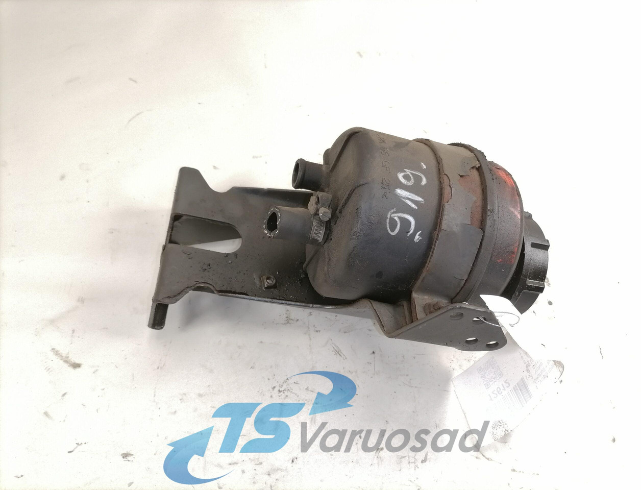 Volvo Steering oil tank+ bracket 1592945 - Manguera de dirección para Camión: foto 1 Volvo Steering oil tank+ bracket 1592945 - Manguera de dirección para Camión: foto 1