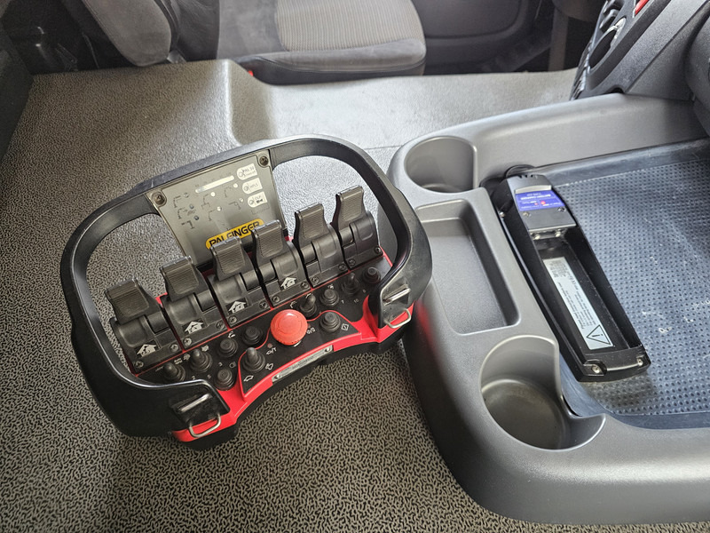 DAF CF 330 6x2 / PALFINGER CRANE / KRAN / CURTAIN - Camión grúa: foto 3 DAF CF 330 6x2 / PALFINGER CRANE / KRAN / CURTAIN - Camión grúa: foto 3