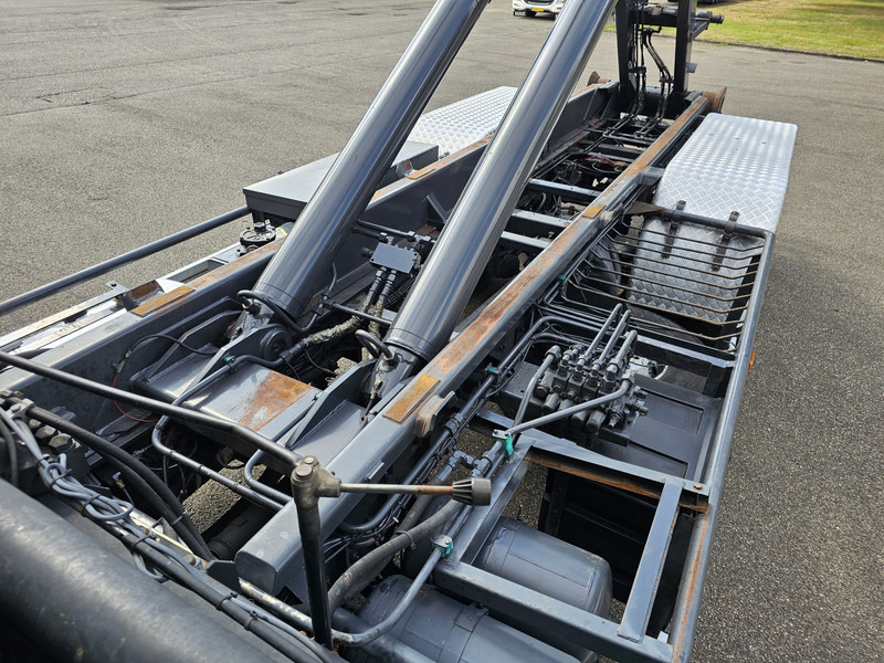 Leasing de Scania R114.340 6x2 / HIAB CRANE + 25T HOOKLIFT Scania R114.340 6x2 / HIAB CRANE + 25T HOOKLIFT: foto 6 Leasing de Scania R114.340 6x2 / HIAB CRANE + 25T HOOKLIFT Scania R114.340 6x2 / HIAB CRANE + 25T HOOKLIFT: foto 6