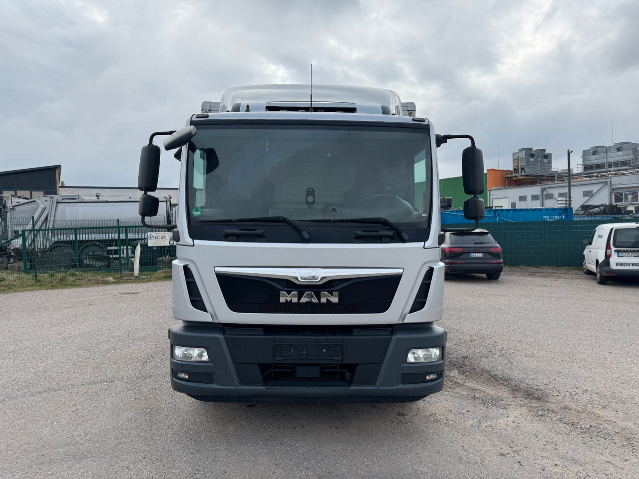 MAN 15.290 4X2 Koffer mit Hebebühne AHK - Camión caja cerrada: foto 5 MAN 15.290 4X2 Koffer mit Hebebühne AHK - Camión caja cerrada: foto 5