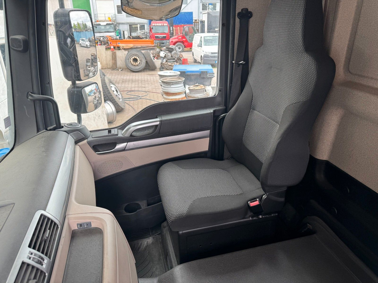 MAN 18.290 4X2 Koffer / Plane Top Zustand 8,30 Meter - Camión caja cerrada: foto 4 MAN 18.290 4X2 Koffer / Plane Top Zustand 8,30 Meter - Camión caja cerrada: foto 4