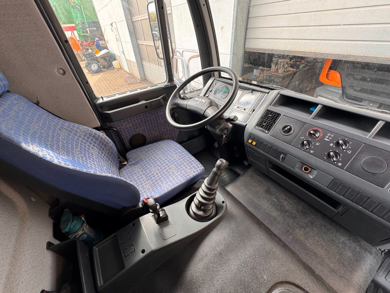 MAN 8.140 4X2 Pritsche Plane Original Km - Furgoneta con lona: foto 3 MAN 8.140 4X2 Pritsche Plane Original Km - Furgoneta con lona: foto 3