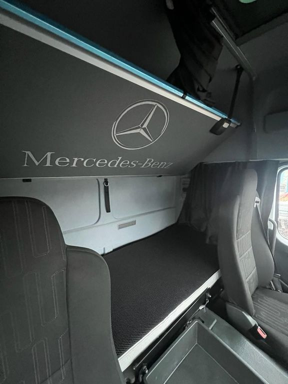 Mercedes-Benz 1324 4X2 Koffer Plane 6 to. Hebebühne - Camión caja cerrada: foto 3 Mercedes-Benz 1324 4X2 Koffer Plane 6 to. Hebebühne - Camión caja cerrada: foto 3