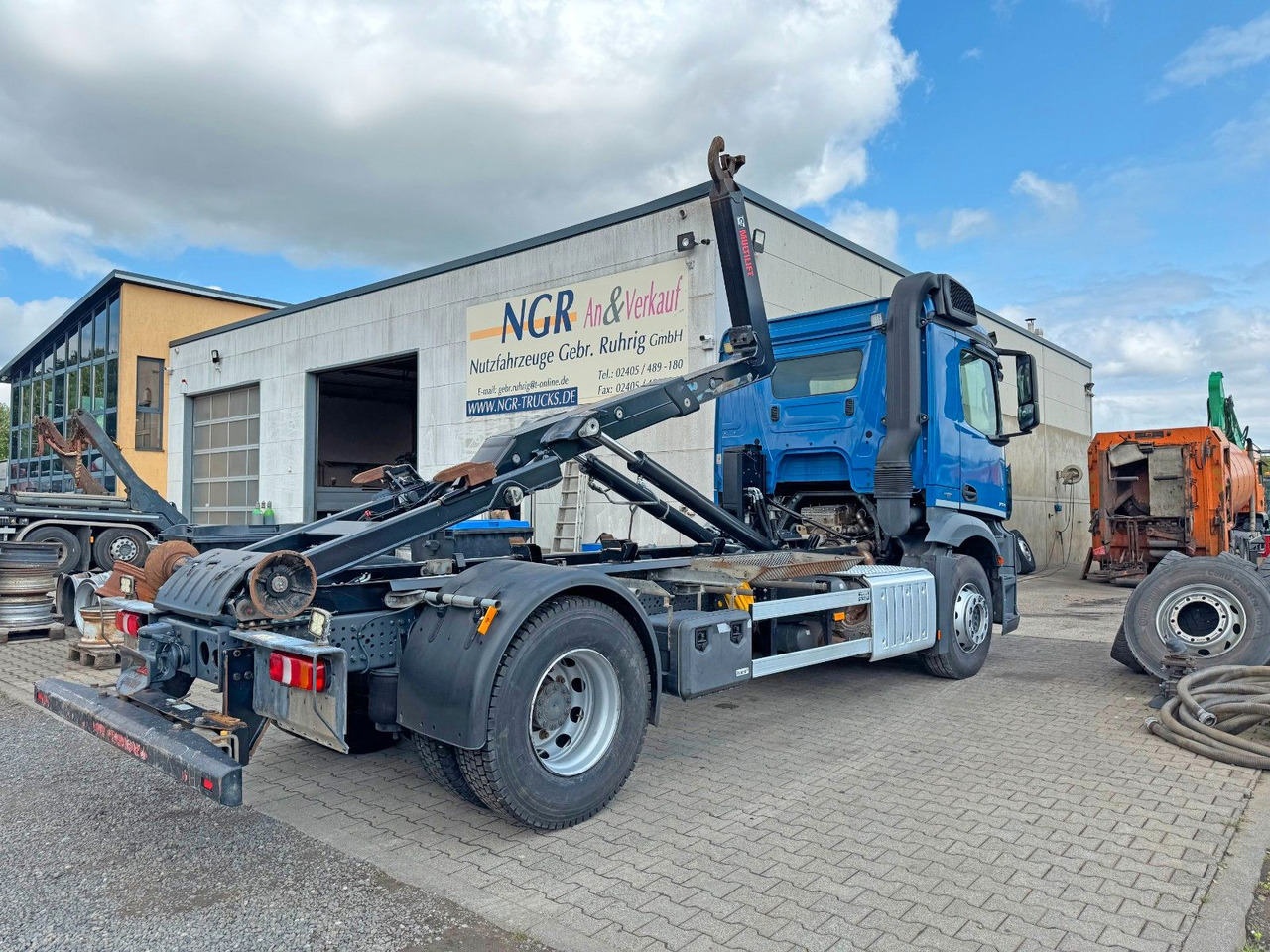 Mercedes-Benz 1833 4X2 Multilift Abroller Top Zustand - Camión multibasculante: foto 1 Mercedes-Benz 1833 4X2 Multilift Abroller Top Zustand - Camión multibasculante: foto 1