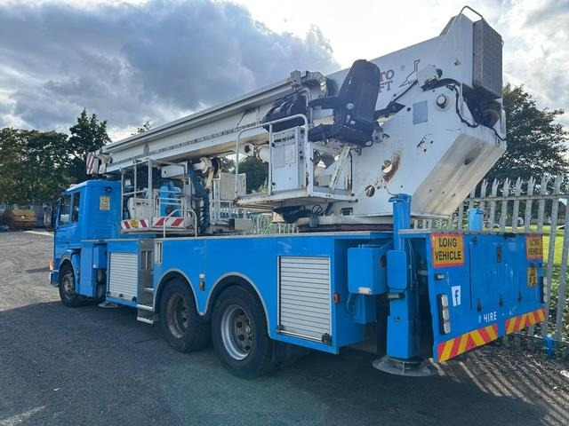 Scania P113ML - Camión con plataforma elevadora: foto 2 Scania P113ML - Camión con plataforma elevadora: foto 2