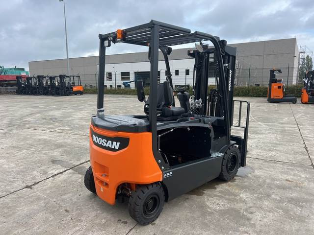 Doosan B30X-7 PLUS - Carretilla elevadora eléctrica: foto 3 Doosan B30X-7 PLUS - Carretilla elevadora eléctrica: foto 3
