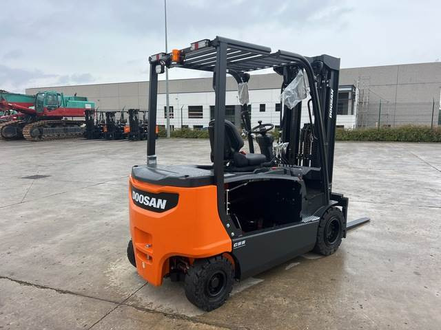 Doosan B35X-7 PLUS - Carretilla elevadora eléctrica: foto 3 Doosan B35X-7 PLUS - Carretilla elevadora eléctrica: foto 3
