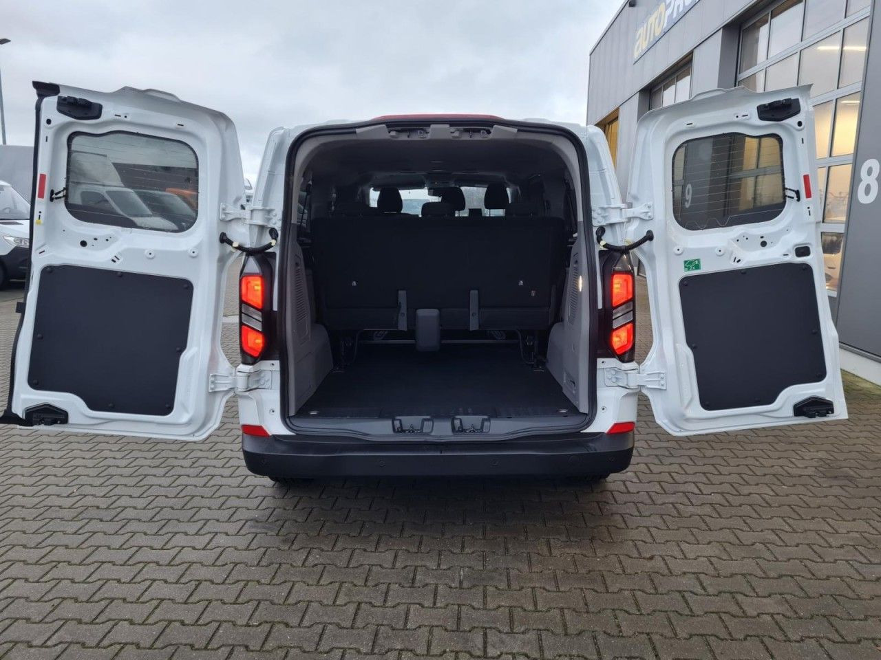 Ford Transit Custom Kombi 320 L2 Trend 9 Sitze KAMERA - Coche: foto 5 Ford Transit Custom Kombi 320 L2 Trend 9 Sitze KAMERA - Coche: foto 5