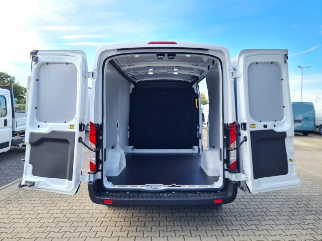 Ford Transit Kasten TDCi L2H2 Trend Klima Holzverkleid. - Furgoneta pequeña: foto 5 Ford Transit Kasten TDCi L2H2 Trend Klima Holzverkleid. - Furgoneta pequeña: foto 5