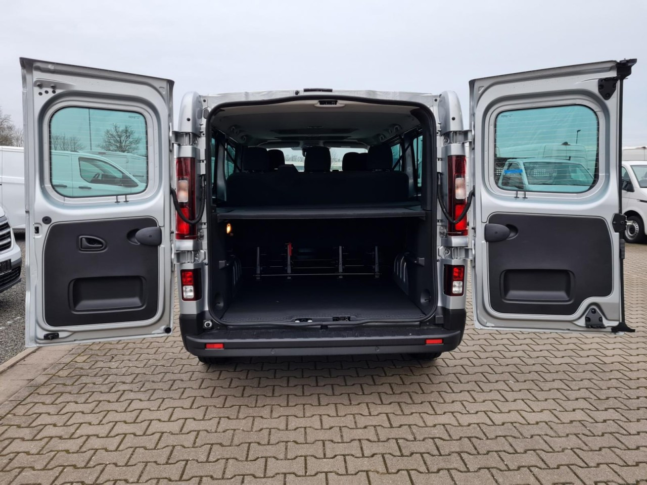 Renault Trafic Kombi 9-Sitze L2 Grand Equilibre KLIMA TEMPOMAT - Furgoneta combi: foto 5 Renault Trafic Kombi 9-Sitze L2 Grand Equilibre KLIMA TEMPOMAT - Furgoneta combi: foto 5