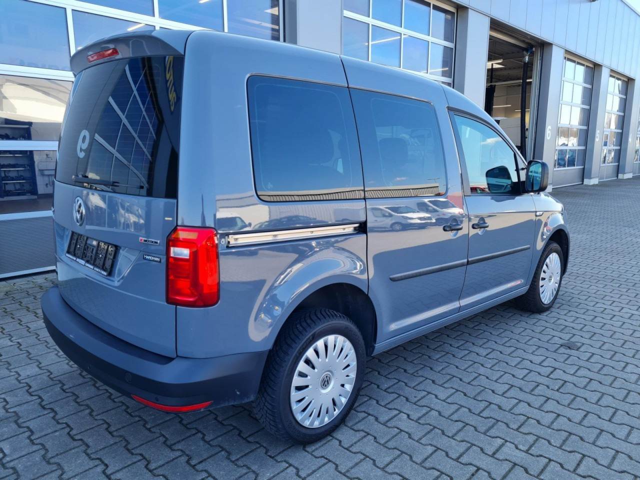 Volkswagen Caddy 4Motion TDi Kombi 5-Sitze TEMPO STHZ REGALSYSTEM - Furgoneta combi: foto 5 Volkswagen Caddy 4Motion TDi Kombi 5-Sitze TEMPO STHZ REGALSYSTEM - Furgoneta combi: foto 5