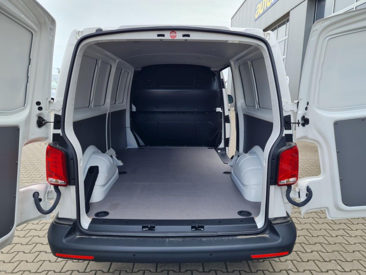 Volkswagen T6.1 Kasten lang DSG KLIMA KOMFORT ACC TEMPO PDC - Furgoneta pequeña: foto 5 Volkswagen T6.1 Kasten lang DSG KLIMA KOMFORT ACC TEMPO PDC - Furgoneta pequeña: foto 5