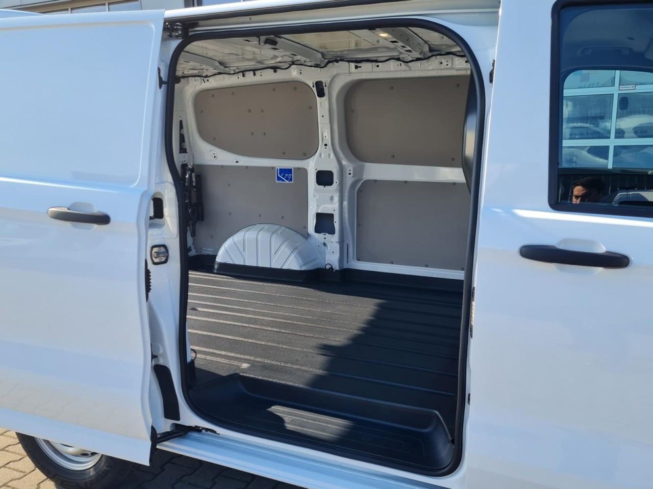 Volkswagen T7 Transporter Kasten TDi L1 Heckklappe KLIMA PDC - Furgoneta pequeña: foto 4 Volkswagen T7 Transporter Kasten TDi L1 Heckklappe KLIMA PDC - Furgoneta pequeña: foto 4