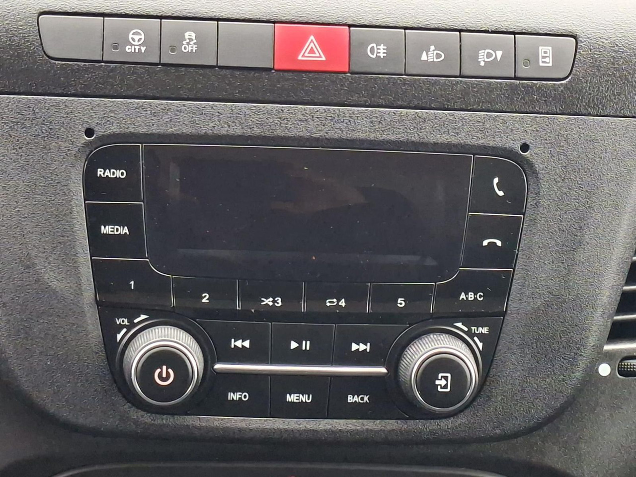 Leasing de  Iveco Daily 35S16V 3520L Klima, Radio Iveco Daily 35S16V 3520L Klima, Radio: foto 13