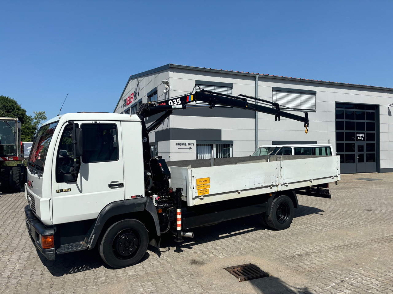 MAN 8.163 L2000 Pritsche+Kran Hiab 035 - Camión caja abierta, Camión grúa: foto 2 MAN 8.163 L2000 Pritsche+Kran Hiab 035 - Camión caja abierta, Camión grúa: foto 2