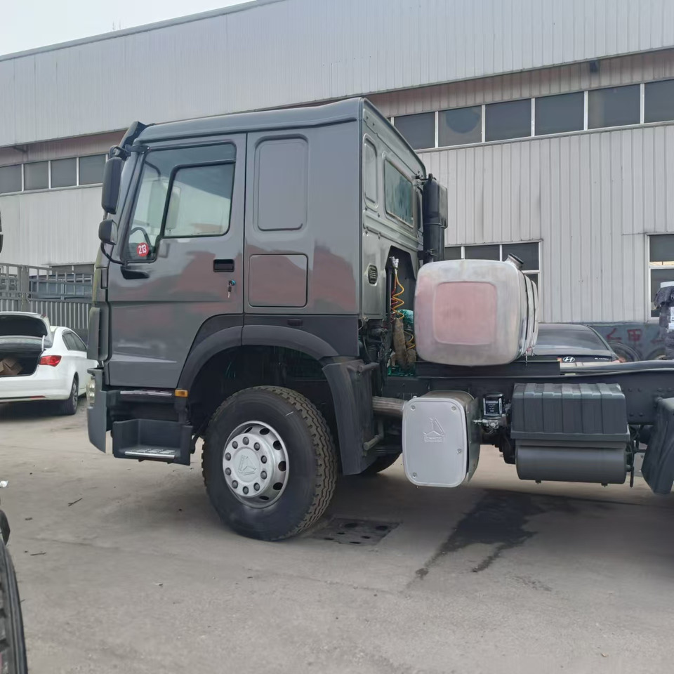 Sinotruk HOWO 371 Tractor(Right rudder) - Cabeza tractora: foto 3 Sinotruk HOWO 371 Tractor(Right rudder) - Cabeza tractora: foto 3