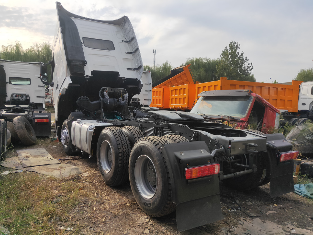 Sinotruk HOWO A7 6*4 Tractor - Cabeza tractora: foto 4 Sinotruk HOWO A7 6*4 Tractor - Cabeza tractora: foto 4