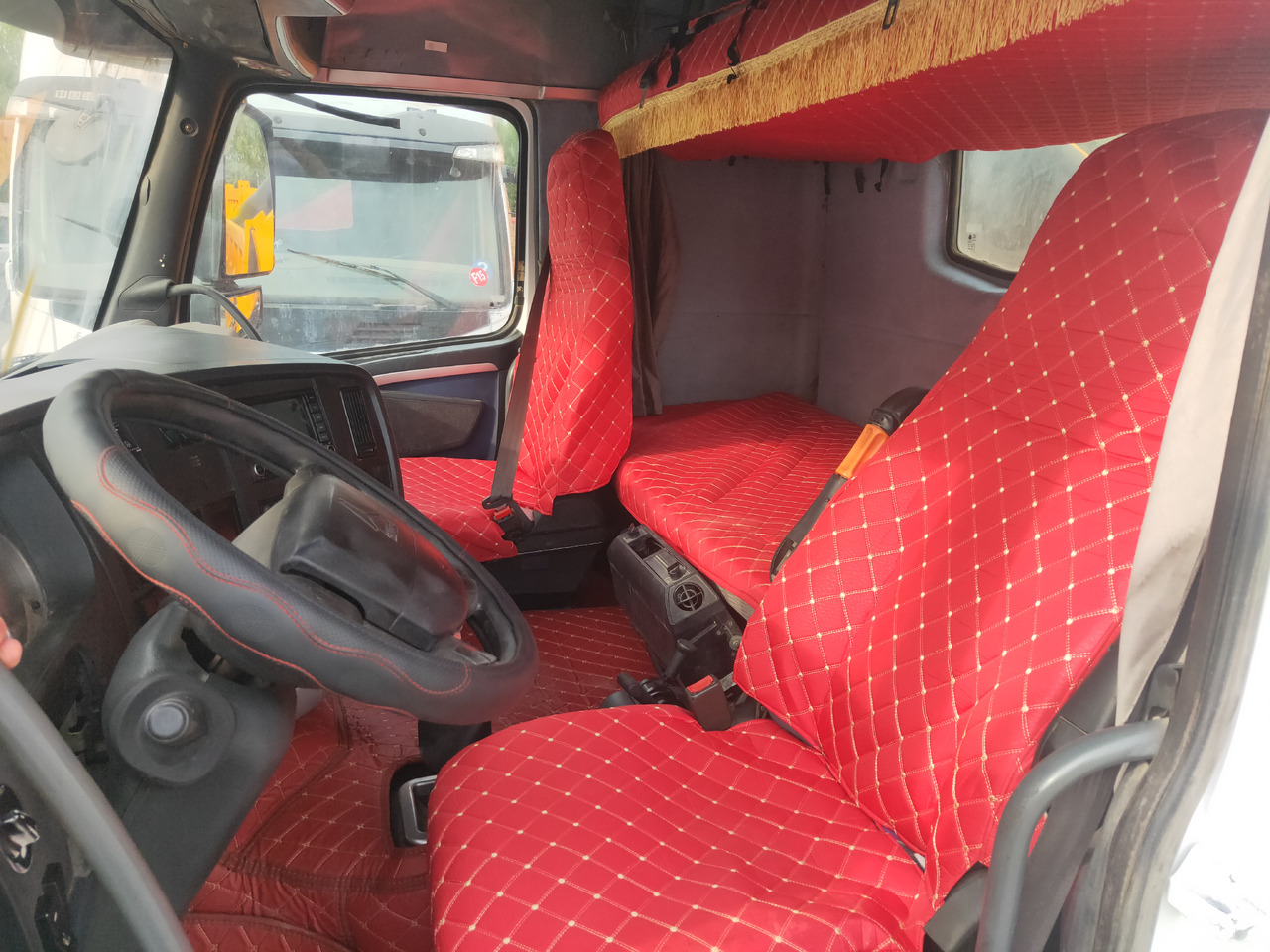 Sinotruk HOWO A7 6*4 Tractor - Cabeza tractora: foto 2 Sinotruk HOWO A7 6*4 Tractor - Cabeza tractora: foto 2