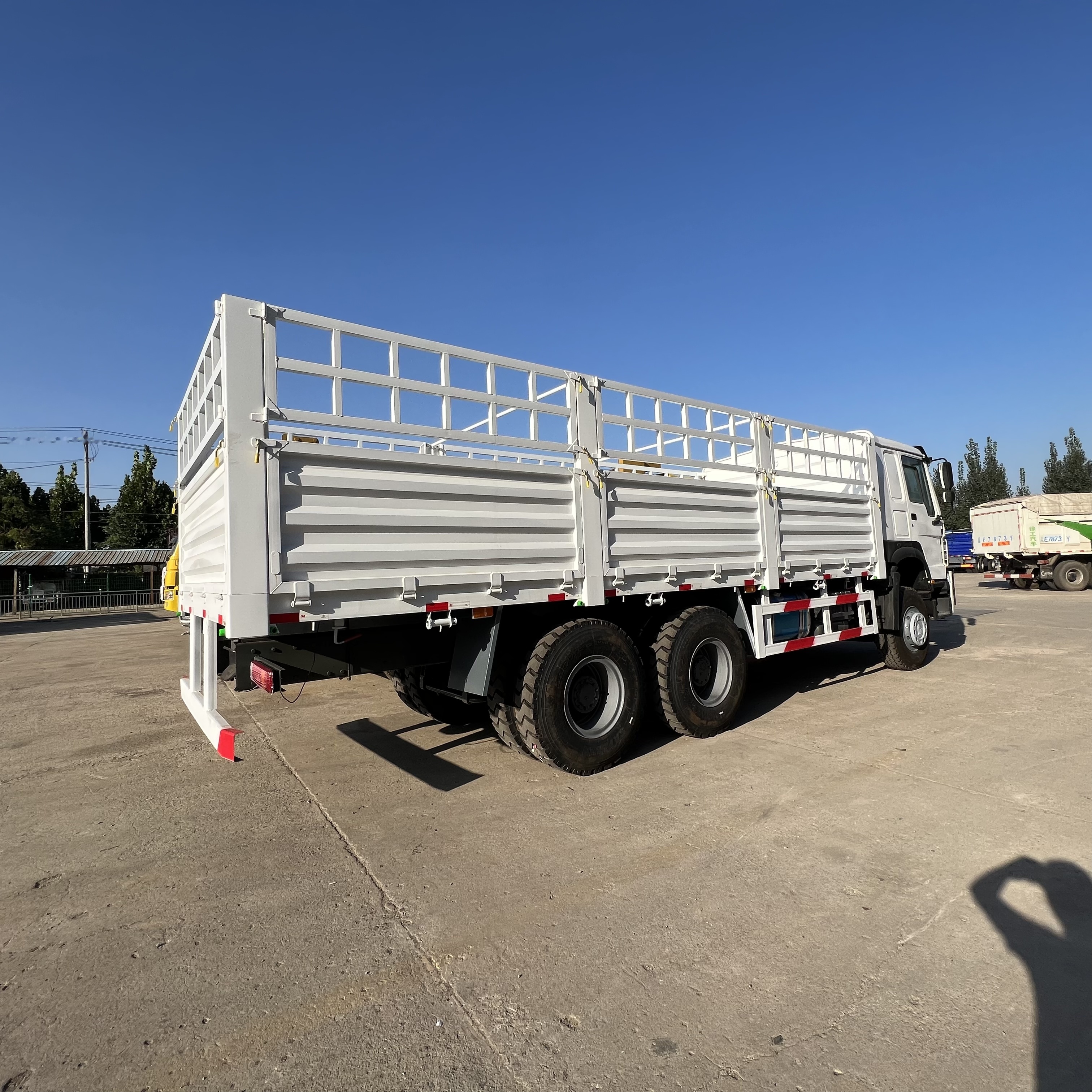 Sinotruk HOWO 371 6*4 Fence truck - Camión caja abierta: foto 2 Sinotruk HOWO 371 6*4 Fence truck - Camión caja abierta: foto 2