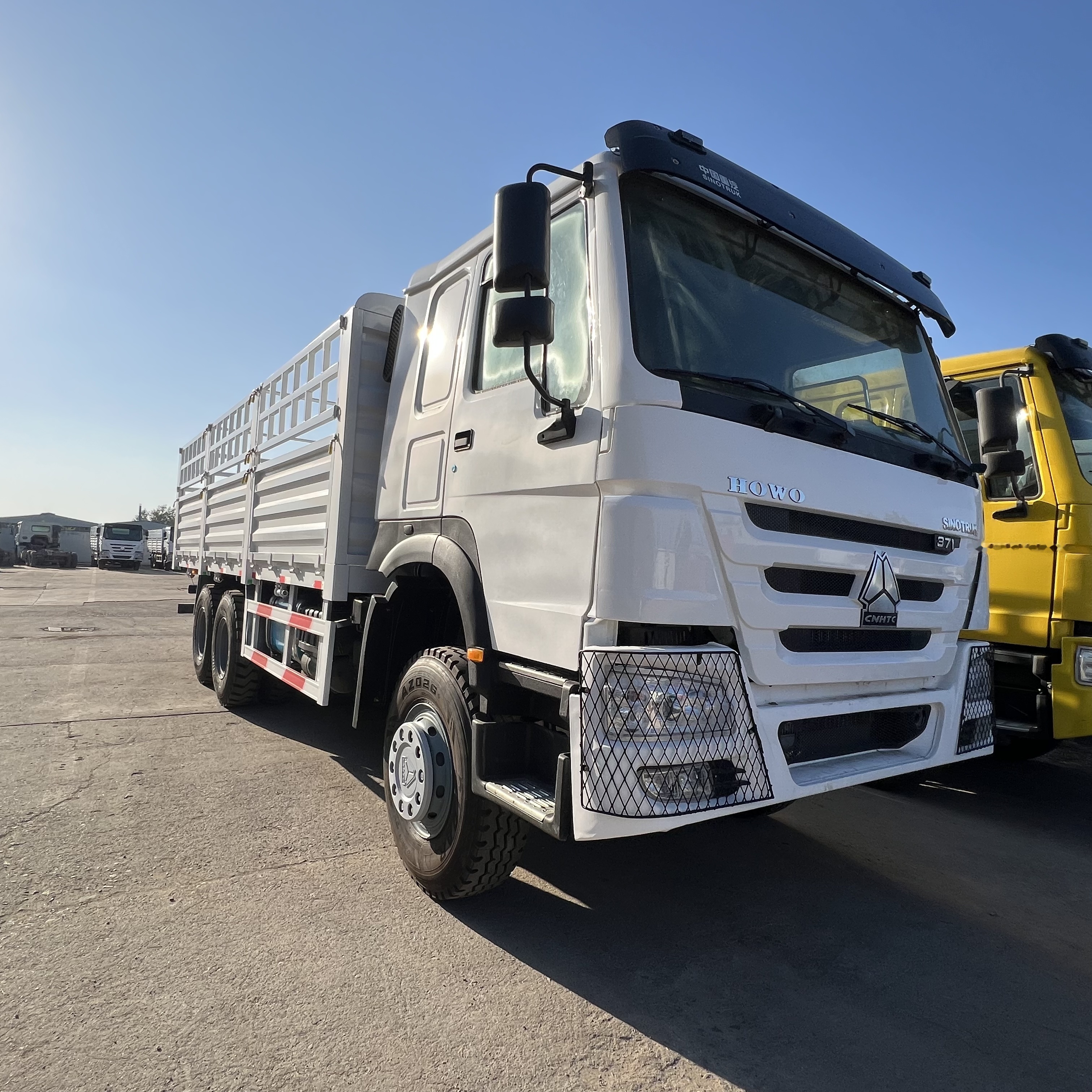 Sinotruk HOWO 371 6*4 Fence truck - Camión caja abierta: foto 3 Sinotruk HOWO 371 6*4 Fence truck - Camión caja abierta: foto 3