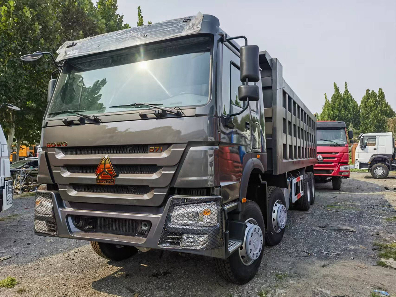 Sinotruk HOWO 371 8*4 Dump truck - Camión volquete: foto 1 Sinotruk HOWO 371 8*4 Dump truck - Camión volquete: foto 1