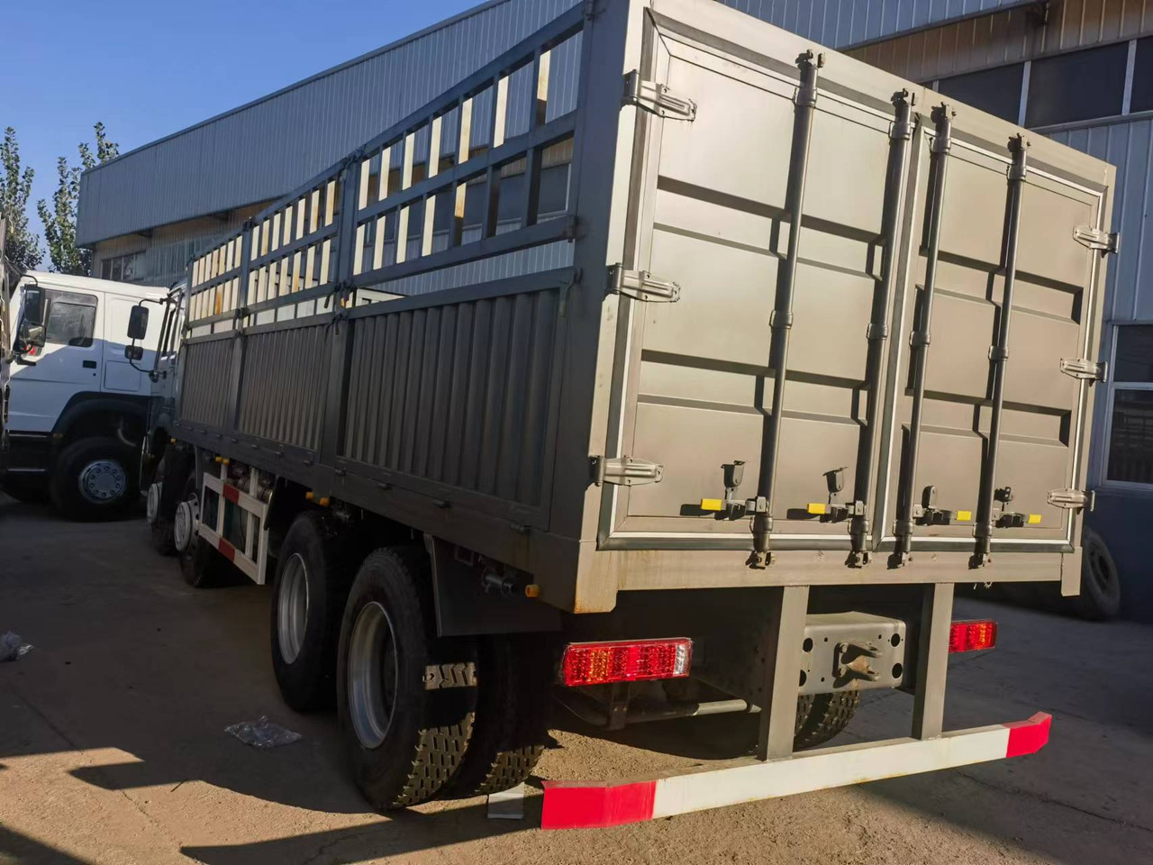 Sinotruk HOWO 371 8*4 Fence truck - Camión caja abierta: foto 3 Sinotruk HOWO 371 8*4 Fence truck - Camión caja abierta: foto 3