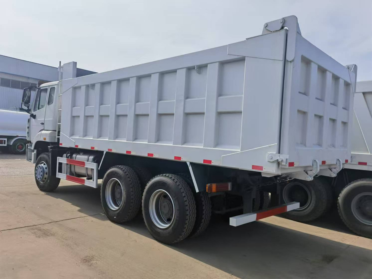 Sinotruk HOWO 6*4 Dump truck - Camión volquete: foto 3 Sinotruk HOWO 6*4 Dump truck - Camión volquete: foto 3