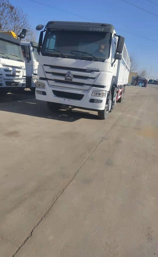 Sinotruk HOWO 8*4 Dump truck - Camión caja abierta: foto 2 Sinotruk HOWO 8*4 Dump truck - Camión caja abierta: foto 2