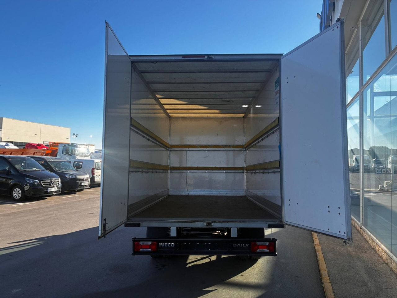 Caja cerrada IVECO 35C16 20m3 con puertas traseras - Furgoneta caja cerrada: foto 5 Caja cerrada IVECO 35C16 20m3 con puertas traseras - Furgoneta caja cerrada: foto 5