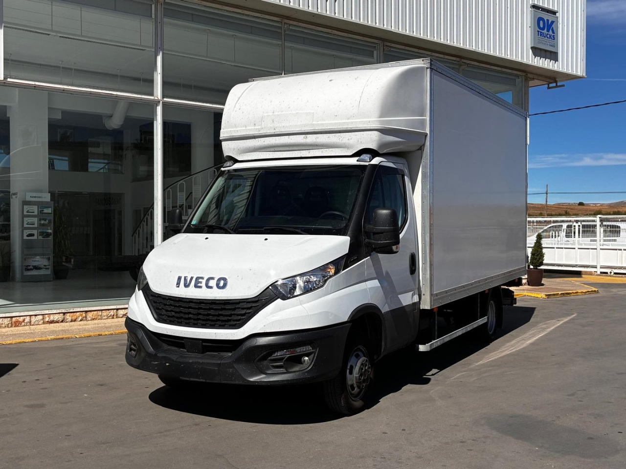 Caja cerrada con plataforma elevadora IVECO 35C16 20m3 con puerta lateral - Furgoneta caja cerrada: foto 1 Caja cerrada con plataforma elevadora IVECO 35C16 20m3 con puerta lateral - Furgoneta caja cerrada: foto 1