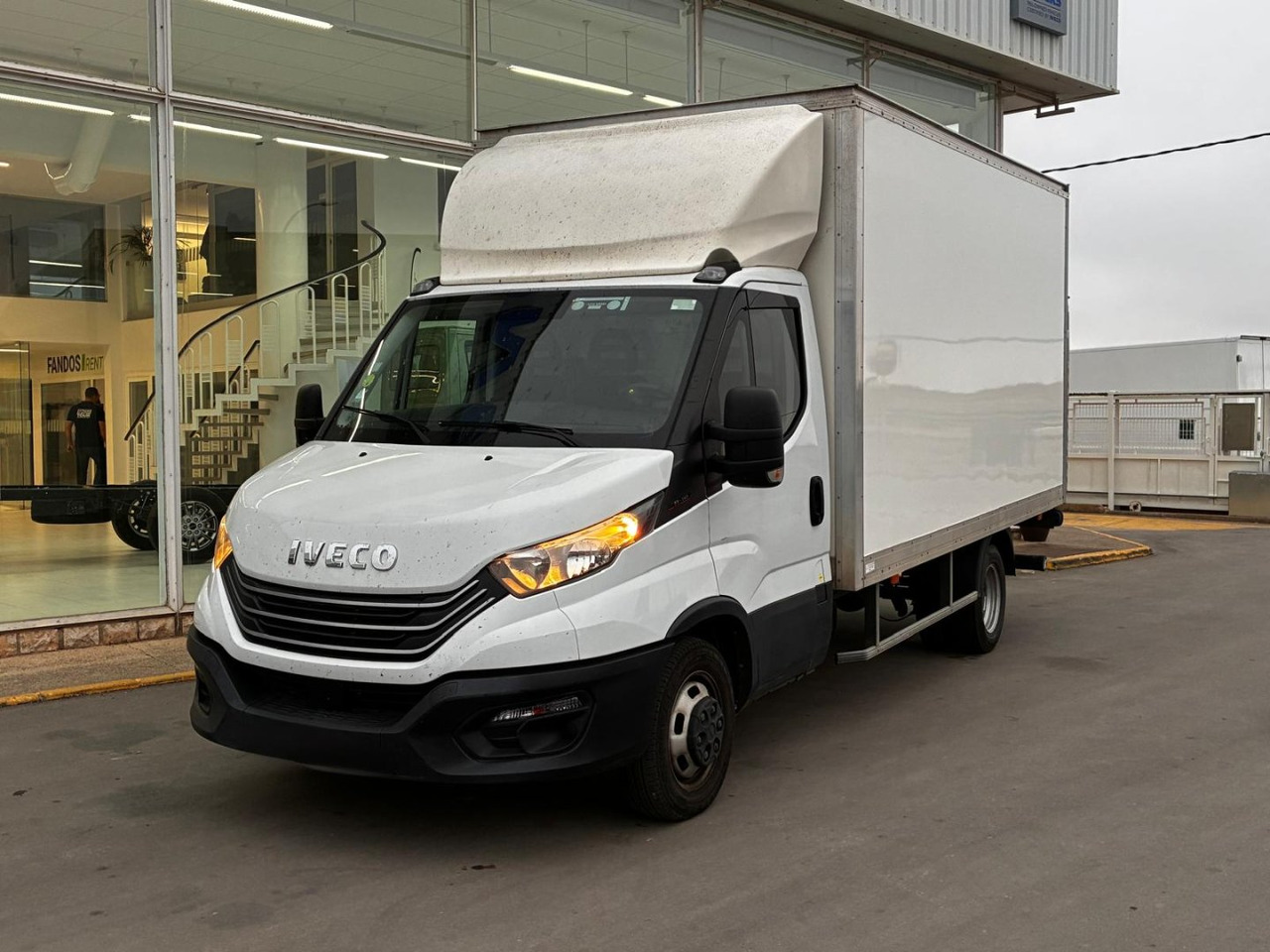 Caja cerrada con plataforma elevadora IVECO 35C16 3.0 20m3 - Furgoneta caja cerrada: foto 1 Caja cerrada con plataforma elevadora IVECO 35C16 3.0 20m3 - Furgoneta caja cerrada: foto 1
