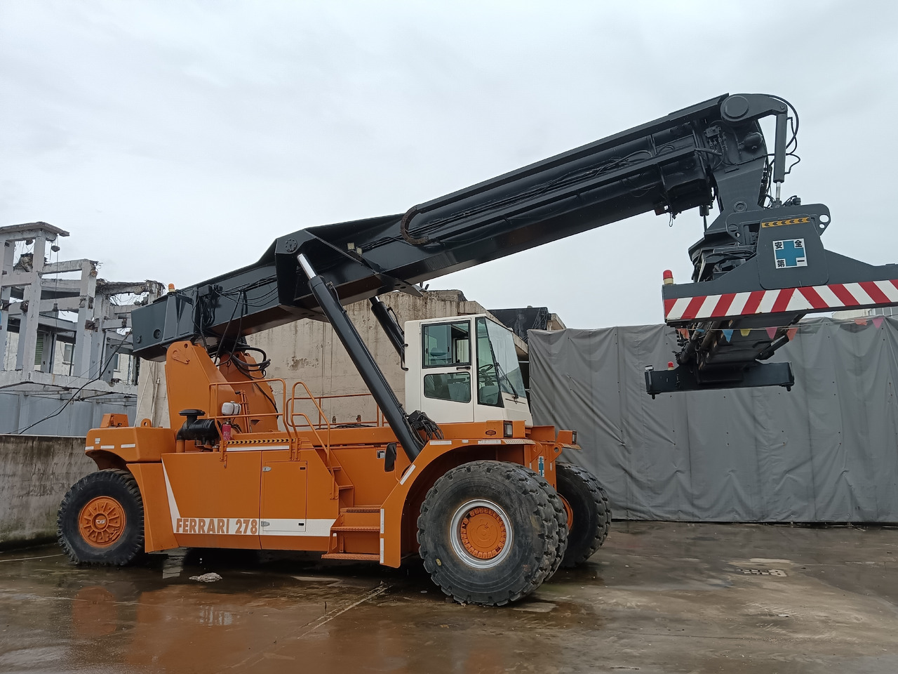 CVS FERRARRI 278 - Reach stacker: foto 1 CVS FERRARRI 278 - Reach stacker: foto 1