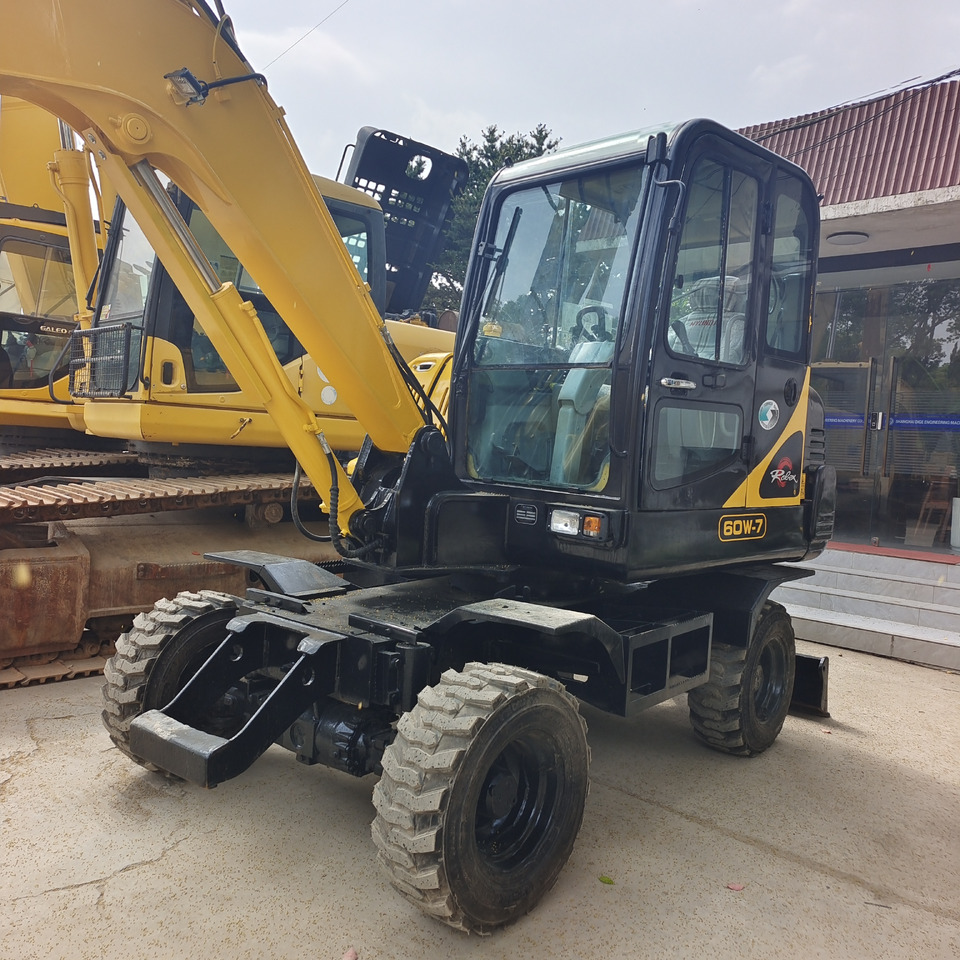 HYUNDAI R60W-7 - Excavadora de ruedas: foto 1 HYUNDAI R60W-7 - Excavadora de ruedas: foto 1