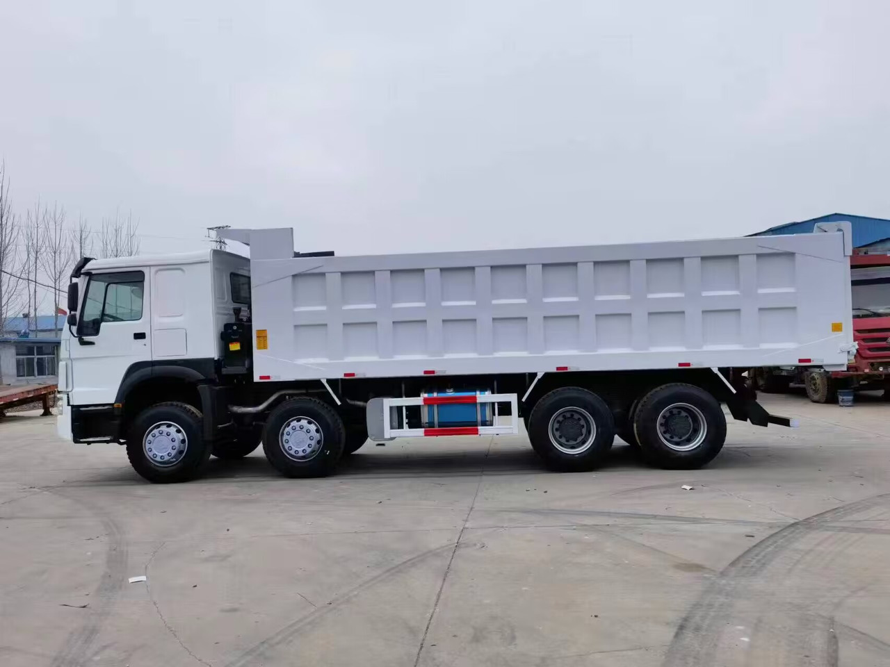 SINOTRUK HOWO 8*4 DUMP TRUCK 371 375 380 400 420 460 HP - Camión volquete: foto 2 SINOTRUK HOWO 8*4 DUMP TRUCK 371 375 380 400 420 460 HP - Camión volquete: foto 2
