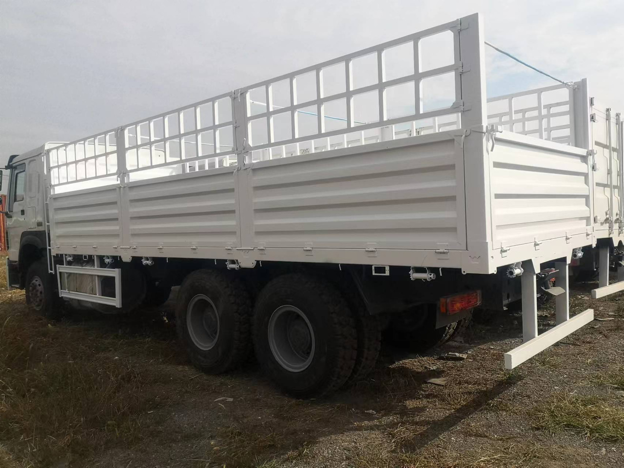 SINOTRUK HOWO LIVESTOCK DUMP TRUCK WITH FENCE - Camión transporte de ganado: foto 4 SINOTRUK HOWO LIVESTOCK DUMP TRUCK WITH FENCE - Camión transporte de ganado: foto 4