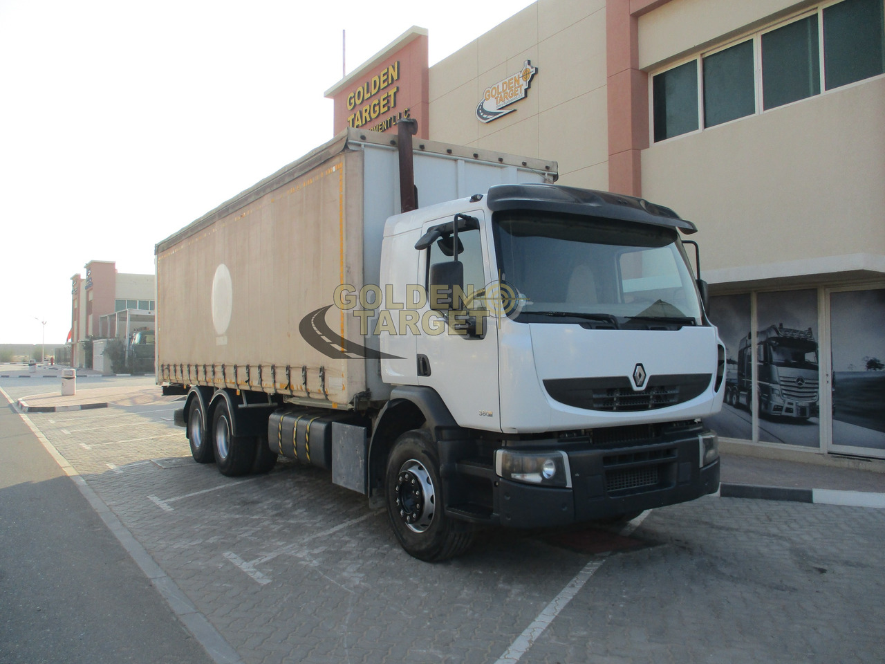 Renault KERAX 380 Curtainsider Truck - Camión lona: foto 1 Renault KERAX 380 Curtainsider Truck - Camión lona: foto 1
