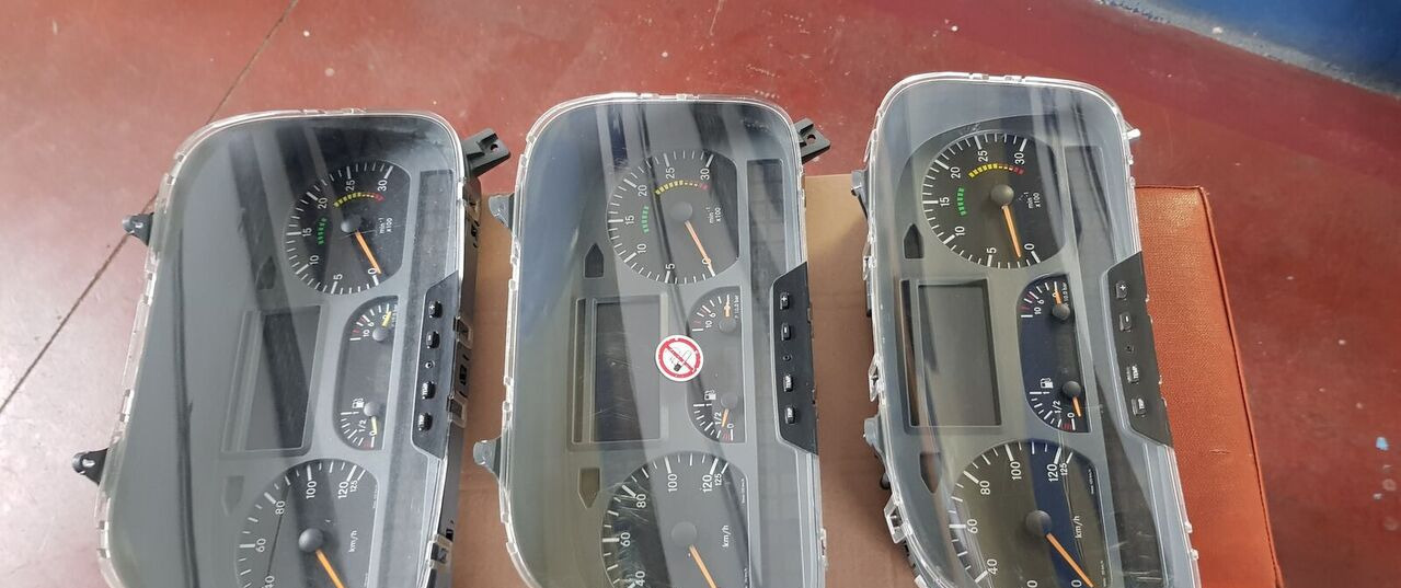 Mercedes-Benz AXOR EURO 5 - Salpicadero para Camión: foto 1 Mercedes-Benz AXOR EURO 5 - Salpicadero para Camión: foto 1