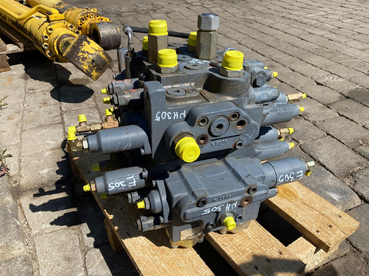 Holland E 305 - Válvula hidráulica para Maquinaria de construcción: foto 1 Holland E 305 - Válvula hidráulica para Maquinaria de construcción: foto 1