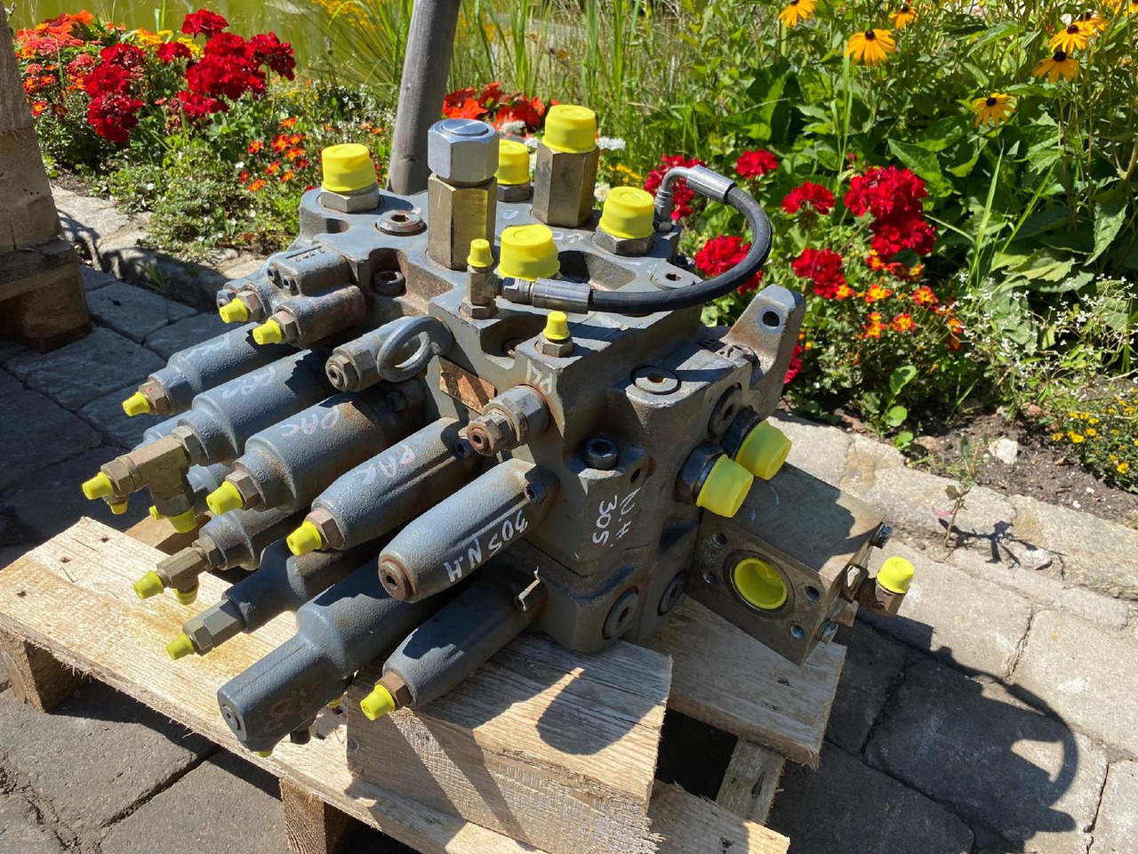 Holland E 305 - Válvula hidráulica para Maquinaria de construcción: foto 2 Holland E 305 - Válvula hidráulica para Maquinaria de construcción: foto 2