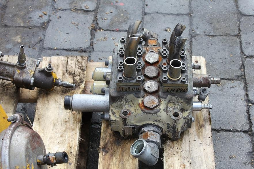 Volvo LM 846 - Válvula hidráulica para Maquinaria de construcción: foto 1 Volvo LM 846 - Válvula hidráulica para Maquinaria de construcción: foto 1