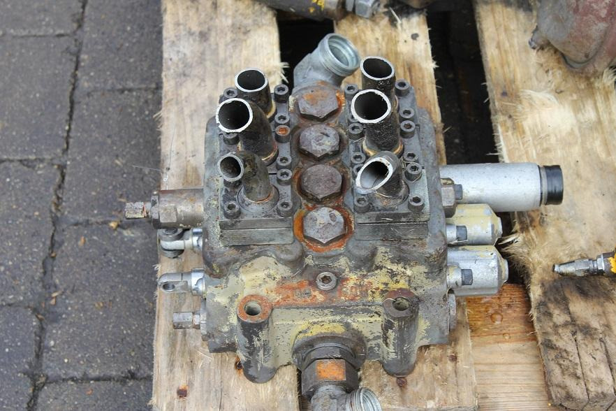 Volvo LM 846 - Válvula hidráulica para Maquinaria de construcción: foto 4 Volvo LM 846 - Válvula hidráulica para Maquinaria de construcción: foto 4