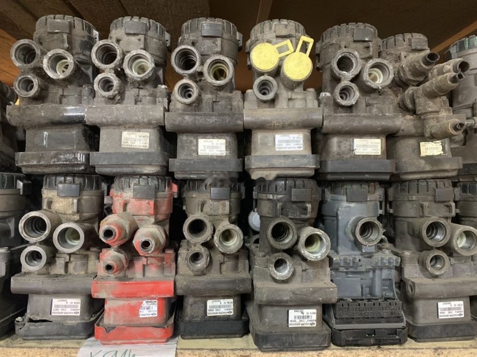 Knorr-Bremse Przód K000085 K000913 Scania Volvo RENAULT MAN K000913 K000085 K000914 - Válvula de freno para Camión: foto 1 Knorr-Bremse Przód K000085 K000913 Scania Volvo RENAULT MAN K000913 K000085 K000914 - Válvula de freno para Camión: foto 1