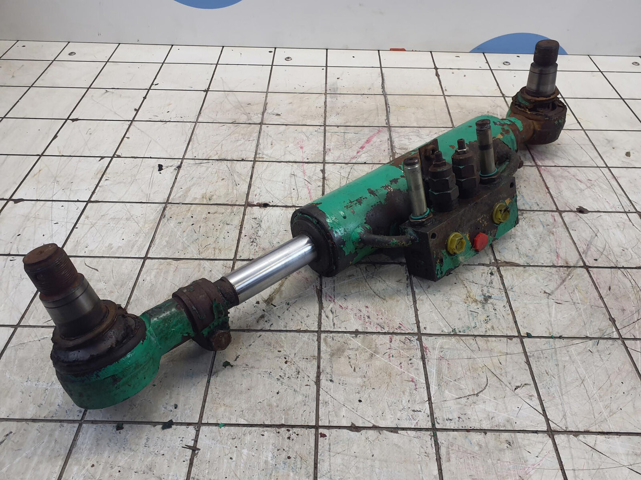 FAUN ATF 60-3 axle 3 steering lock cylinder left side - Cilindro hidráulico para Autogrúa: foto 2 FAUN ATF 60-3 axle 3 steering lock cylinder left side - Cilindro hidráulico para Autogrúa: foto 2