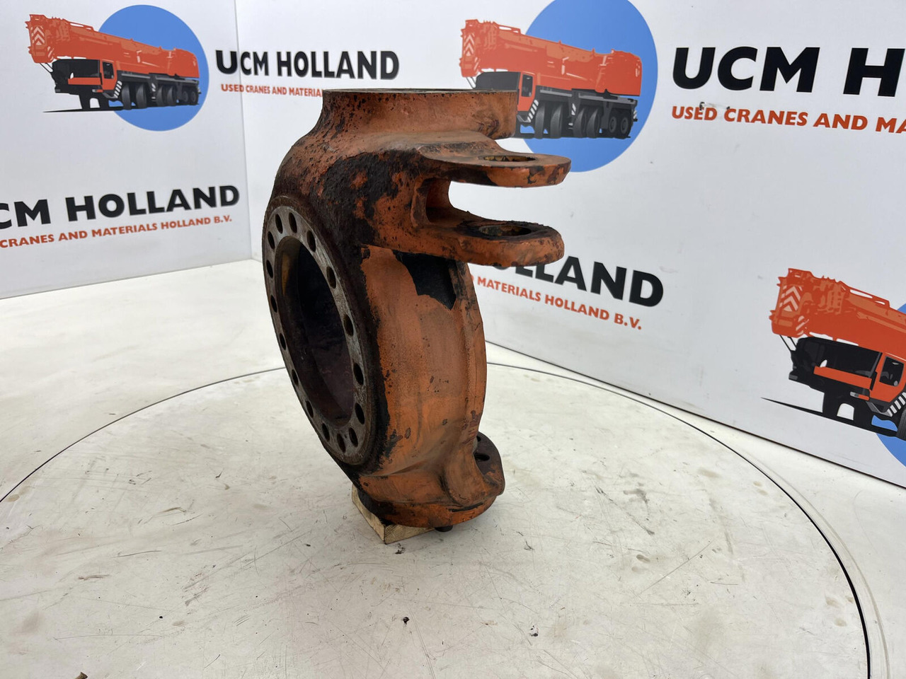 FAUN RTF 50 Steering knuckle 16 holes axle 3 left - Mangueta para Autogrúa: foto 1 FAUN RTF 50 Steering knuckle 16 holes axle 3 left - Mangueta para Autogrúa: foto 1