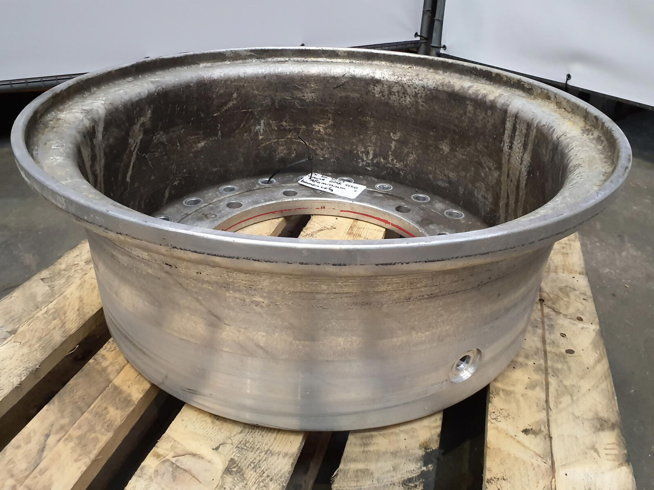 Grove Rear ring 445/95R25 12 8.8 2p Alu - Llanta para Grúa: foto 1 Grove Rear ring 445/95R25 12 8.8 2p Alu - Llanta para Grúa: foto 1