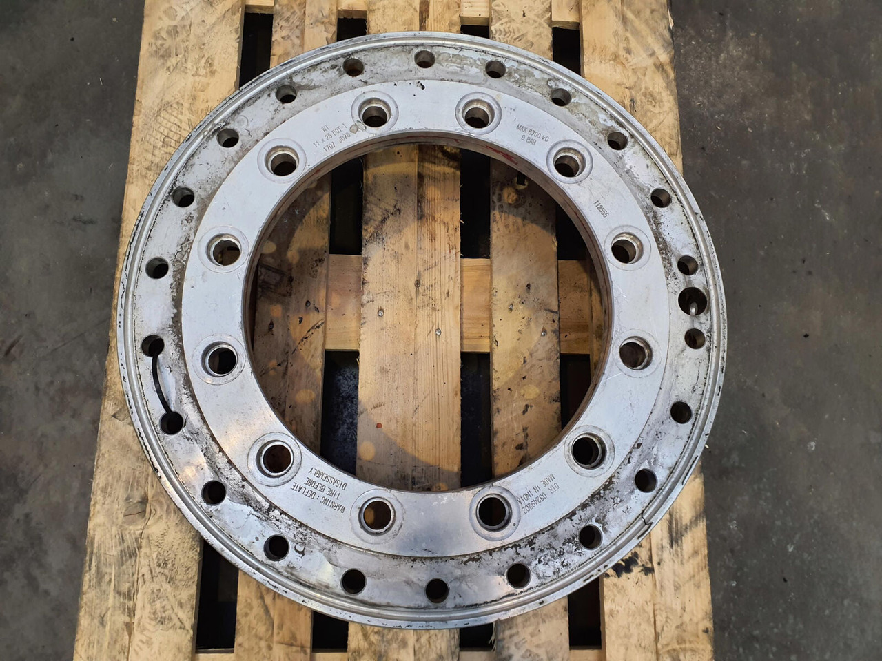 Grove Rear ring 445/95R25 12 8.8 2p Alu - Llanta para Grúa: foto 3 Grove Rear ring 445/95R25 12 8.8 2p Alu - Llanta para Grúa: foto 3