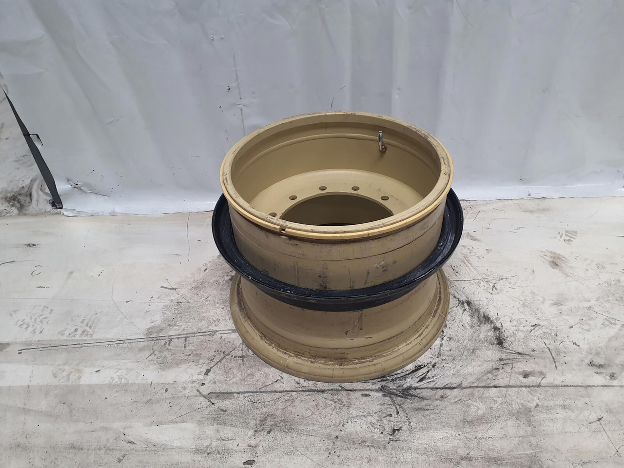 Grove Rim 525/80R25 12 20.5 3p - Llanta para Grúa: foto 1 Grove Rim 525/80R25 12 20.5 3p - Llanta para Grúa: foto 1