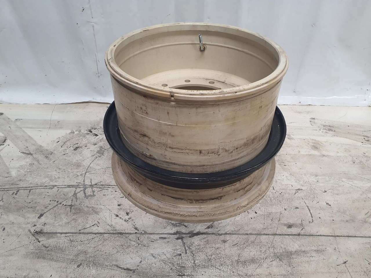 Grove Rim 525/80R25 12 20.5 3p - Llanta para Grúa: foto 3 Grove Rim 525/80R25 12 20.5 3p - Llanta para Grúa: foto 3